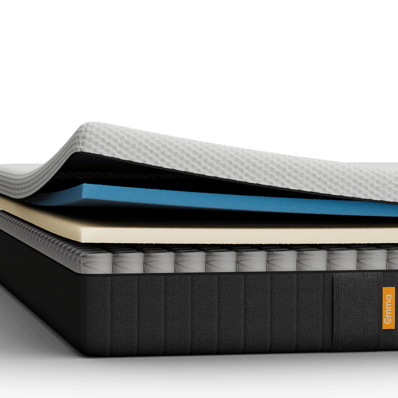 Lit tapissé gris avec matelas blanc, dans une chambre.