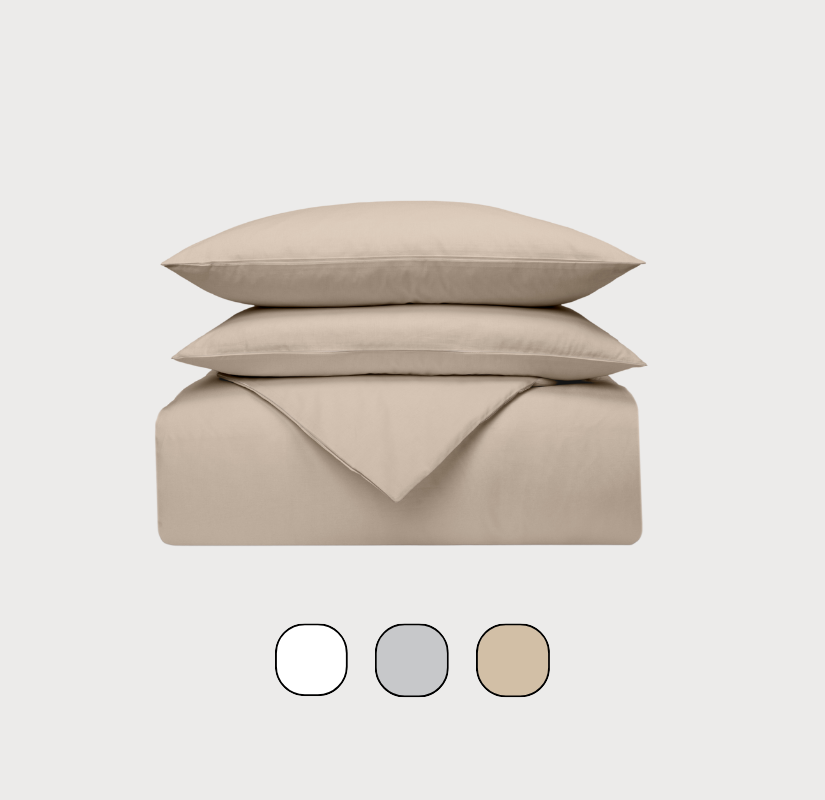 Housse de couette avec taies d’oreiller et échantillon de couleurs.