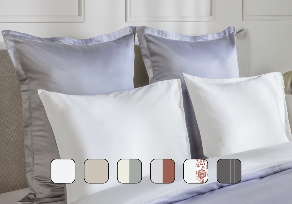 Gros plan d’un lit avec des oreillers.