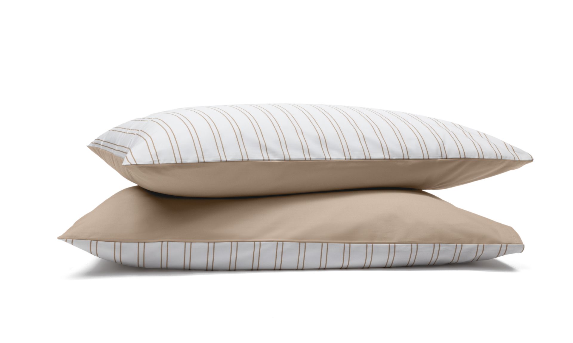 Due federe con motivo a righe beige e bianco impilate su sfondo bianco.