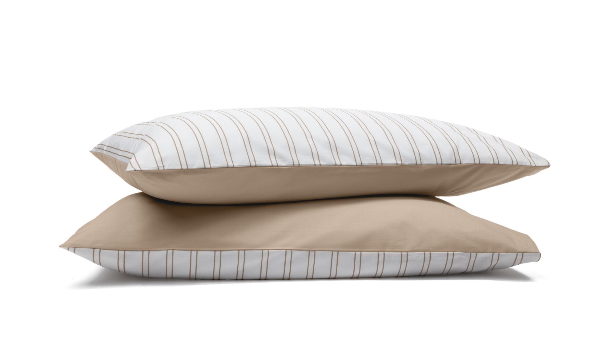 Due federe con motivo a righe beige e bianco impilate su sfondo bianco.