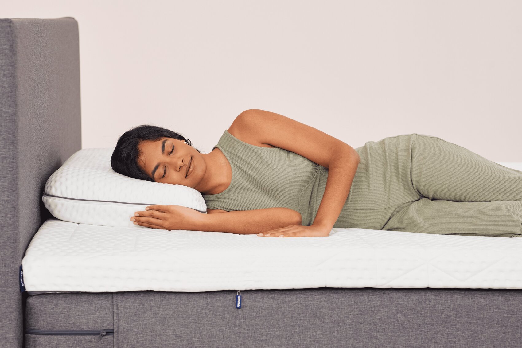 donna dorme sopra cuscino in memroy foam emma luxe