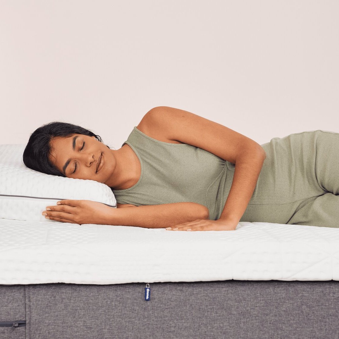donna dorme sopra cuscino in memroy foam emma luxe