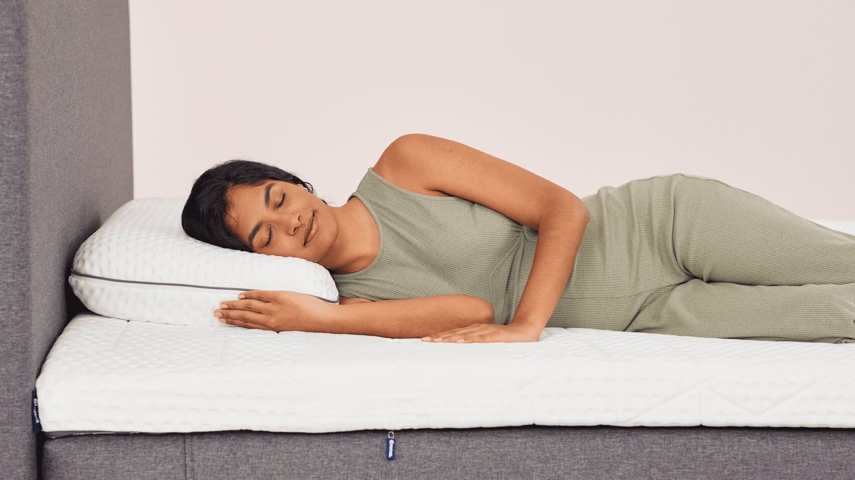 donna dorme sopra cuscino in memroy foam emma luxe