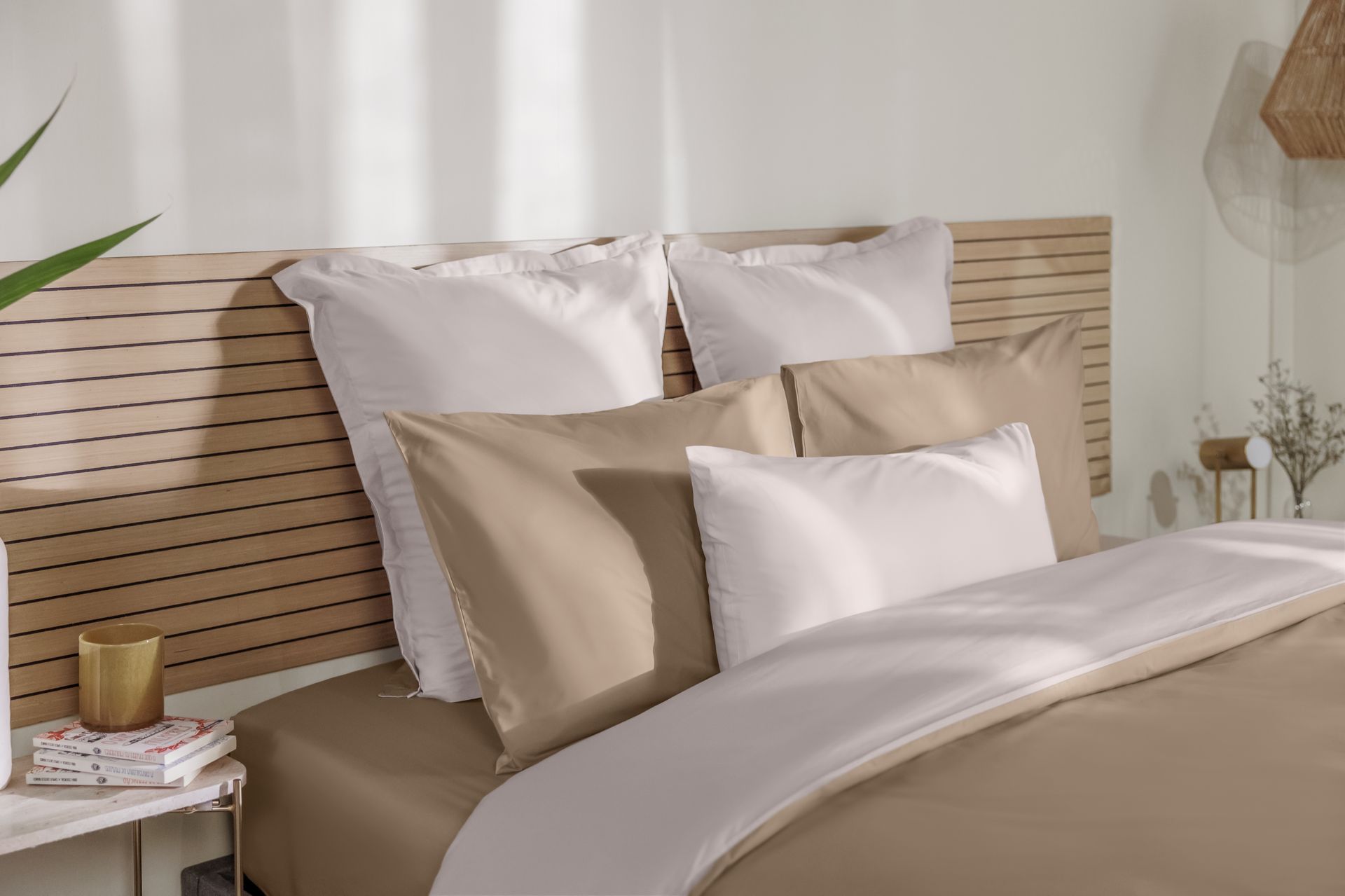 Beige-weißes Emma Bettwäsche-Set auf Doppelbett.