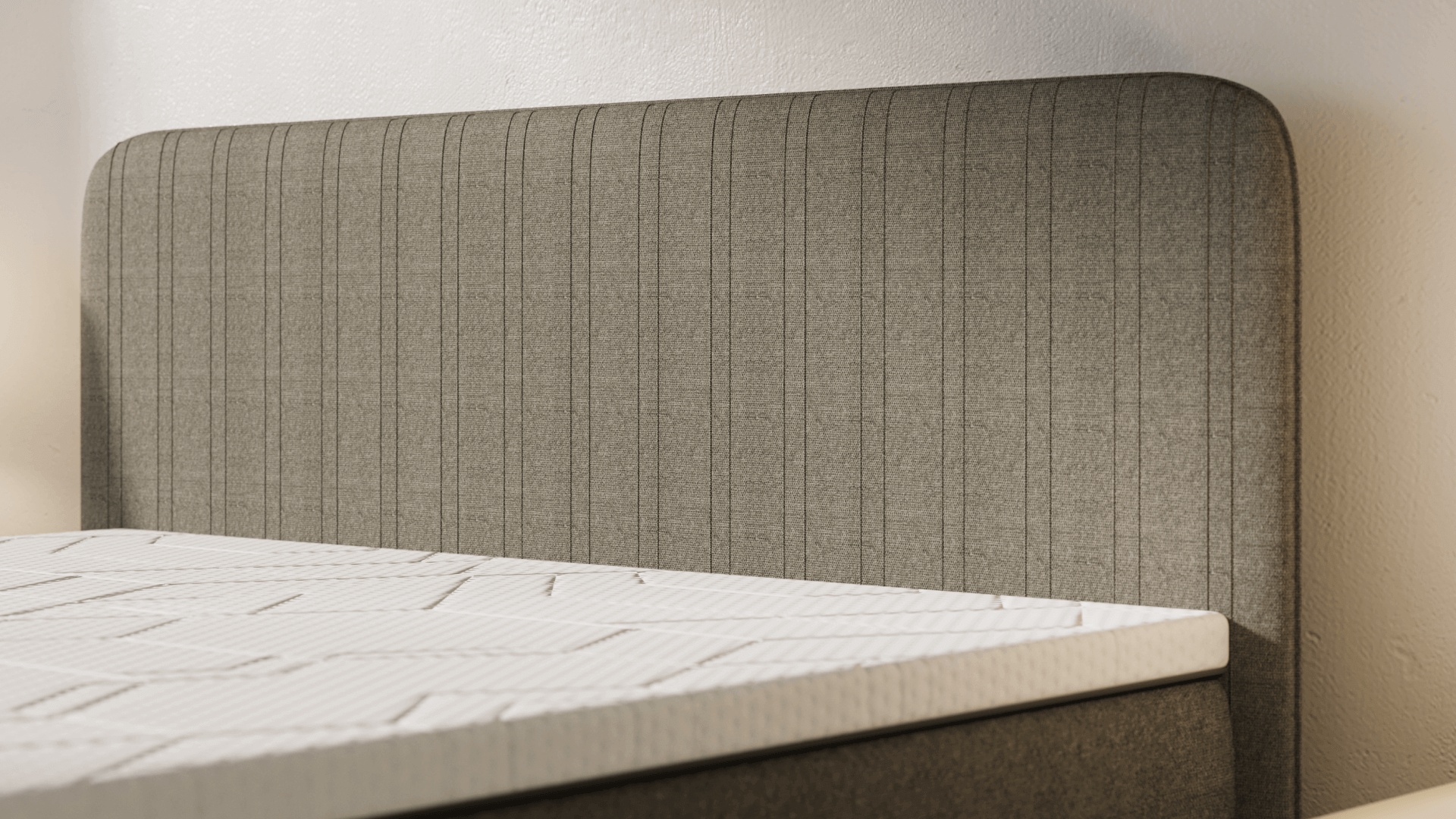 Vue latérale du lit Boxspring Signature avec une tête de lit à coutures verticales.