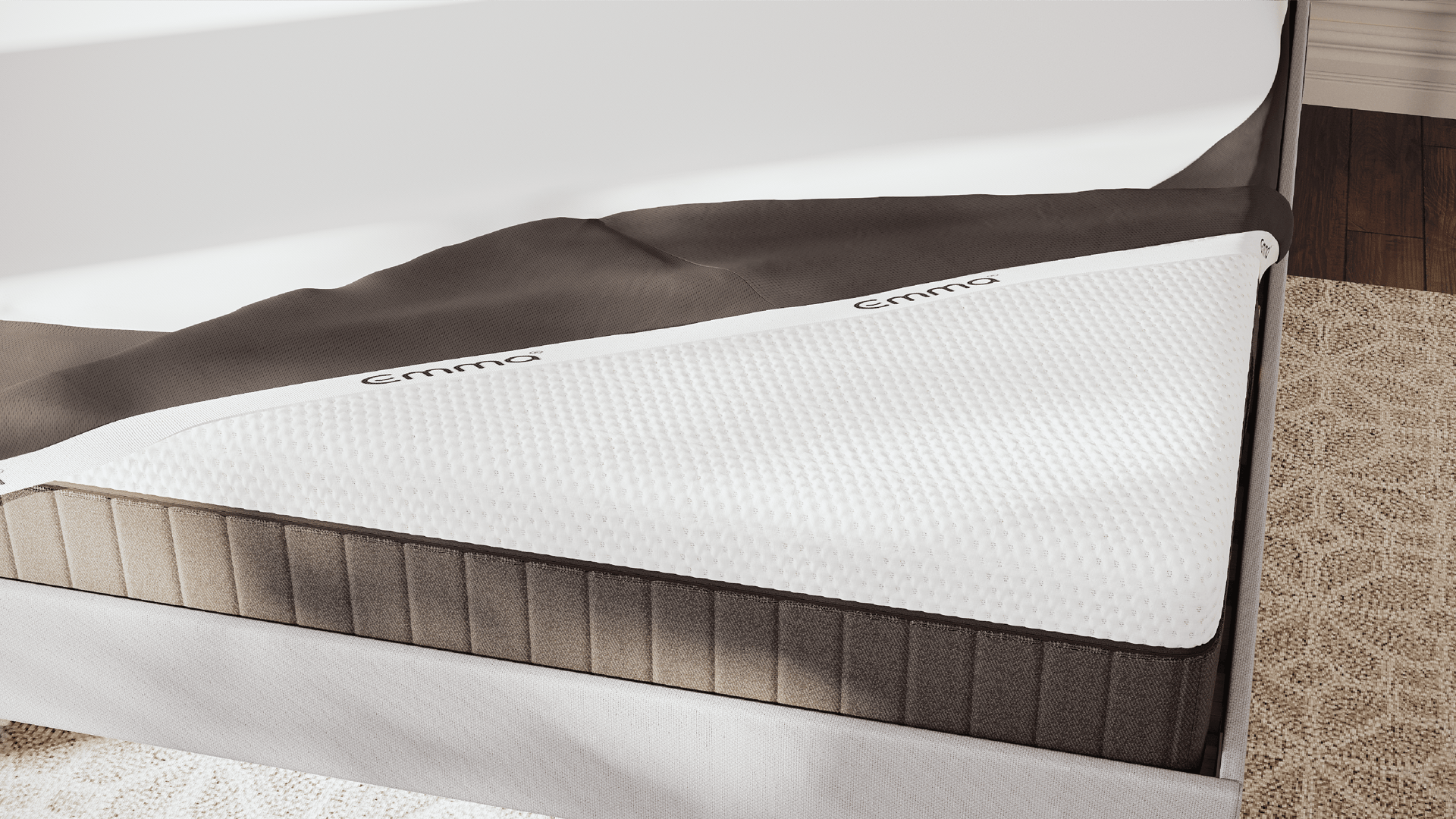 Protector de colchón cubriendo un colchón en un dormitorio