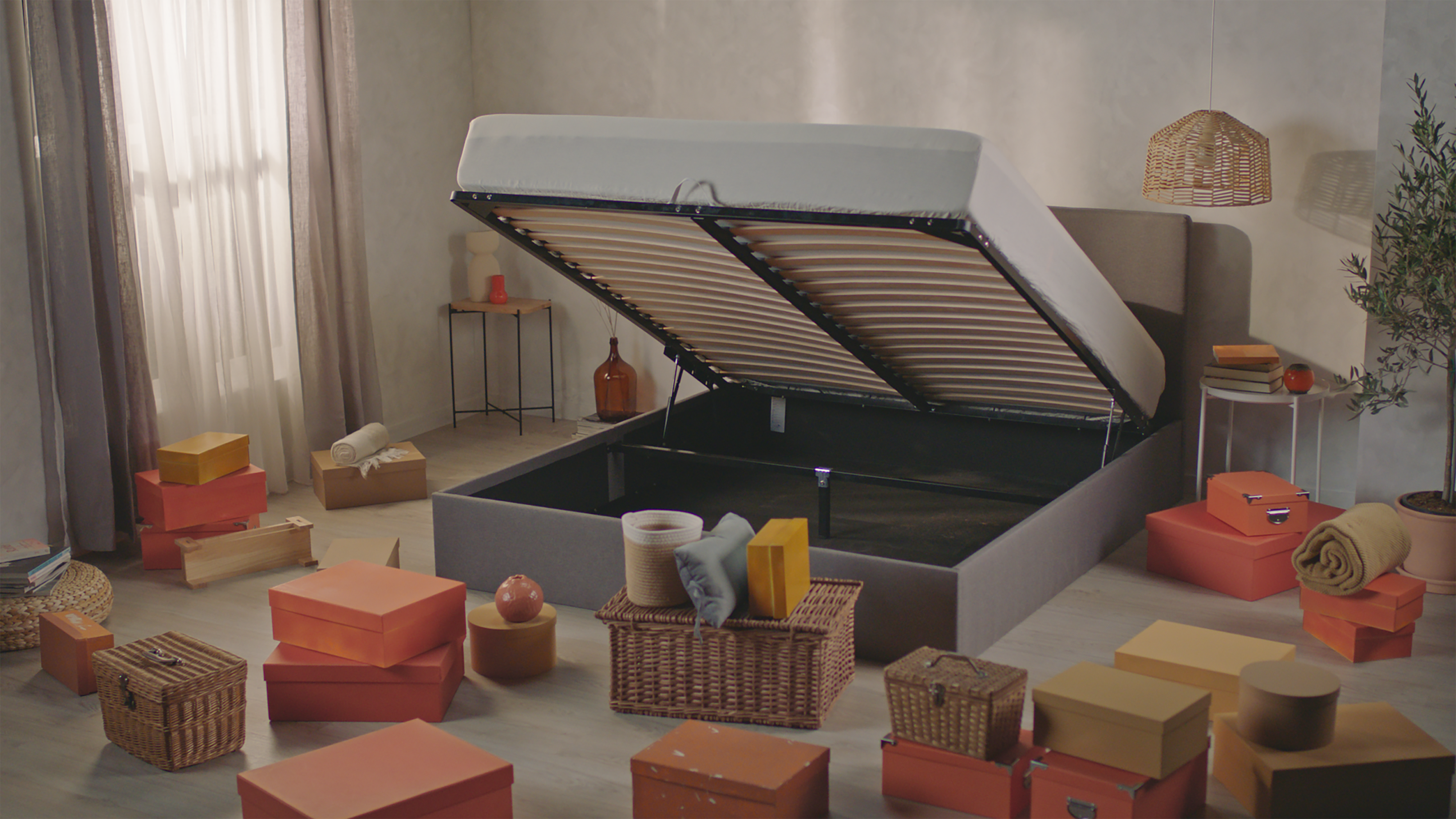 Stauraumbett offen mit Produkten außerhalb