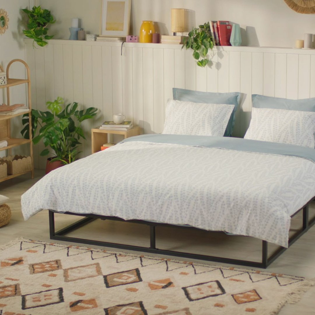 La cama de metal minimalista es la elección perfecta para cualquier espacio.