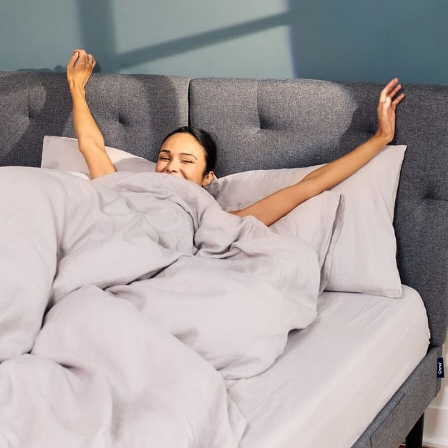 biancheria_da_letto_donna_dorme_con_lenzuola_emme.jpg