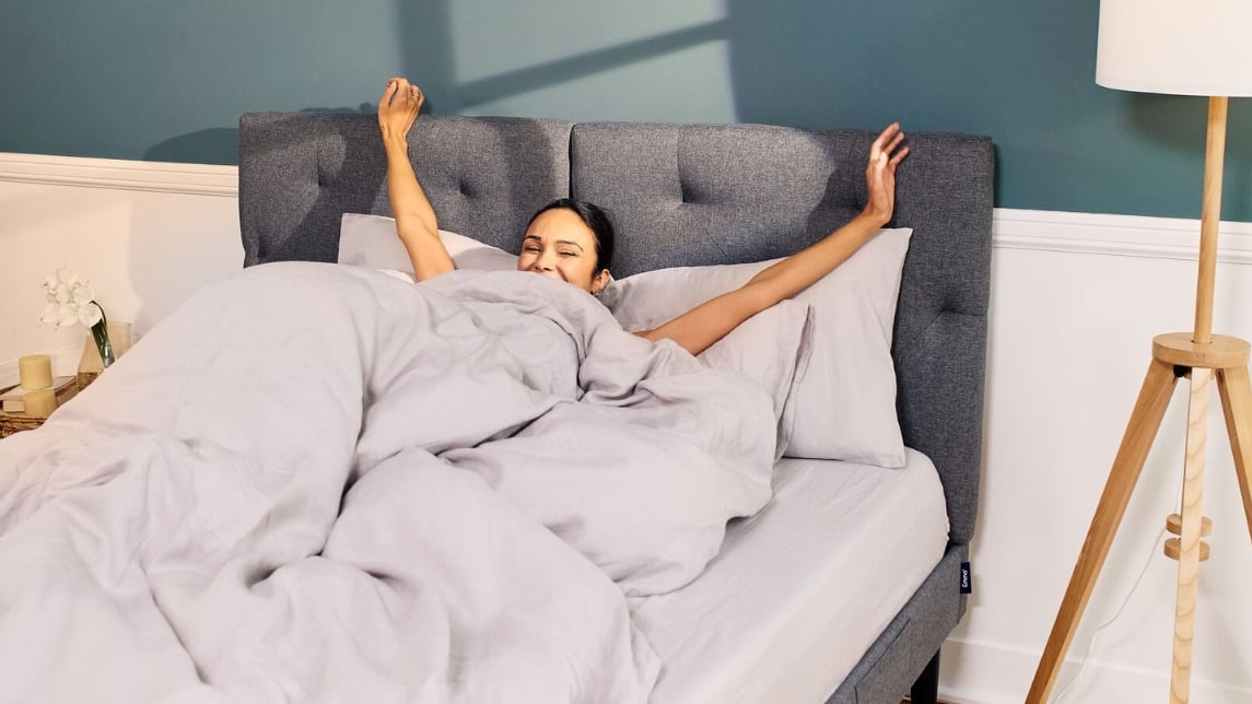 biancheria_da_letto_donna_dorme_con_lenzuola_emme.jpg