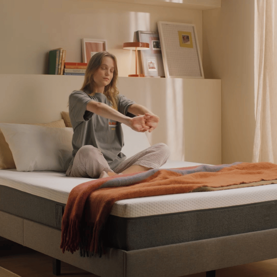 Colchón Emma Original en habitación contemporánea diseñado para mejorar la calidad del descanso con soporte uniforme y confort adaptable.