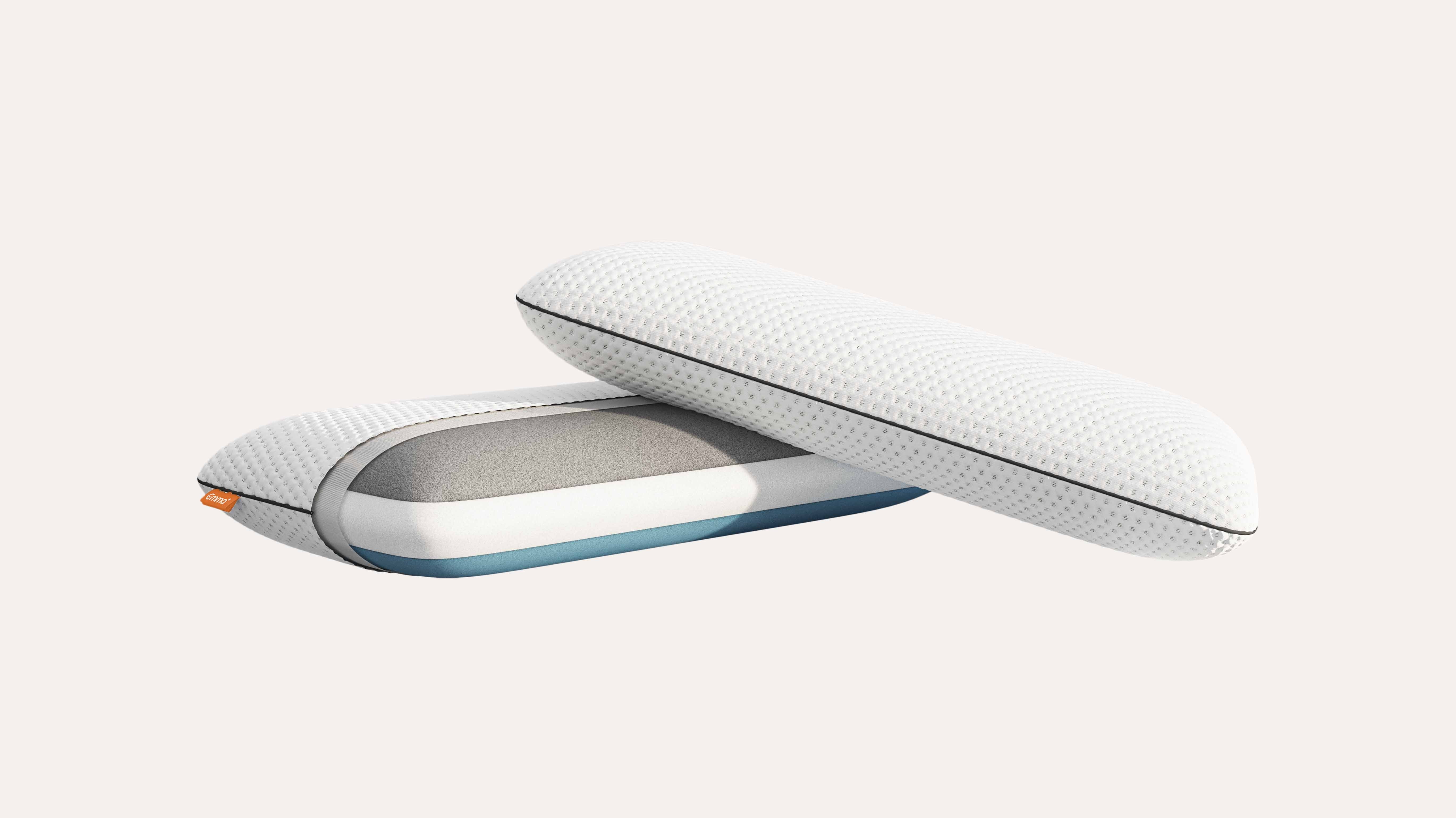 Due cuscini bianchi con bordo nero e interno blu e girgio