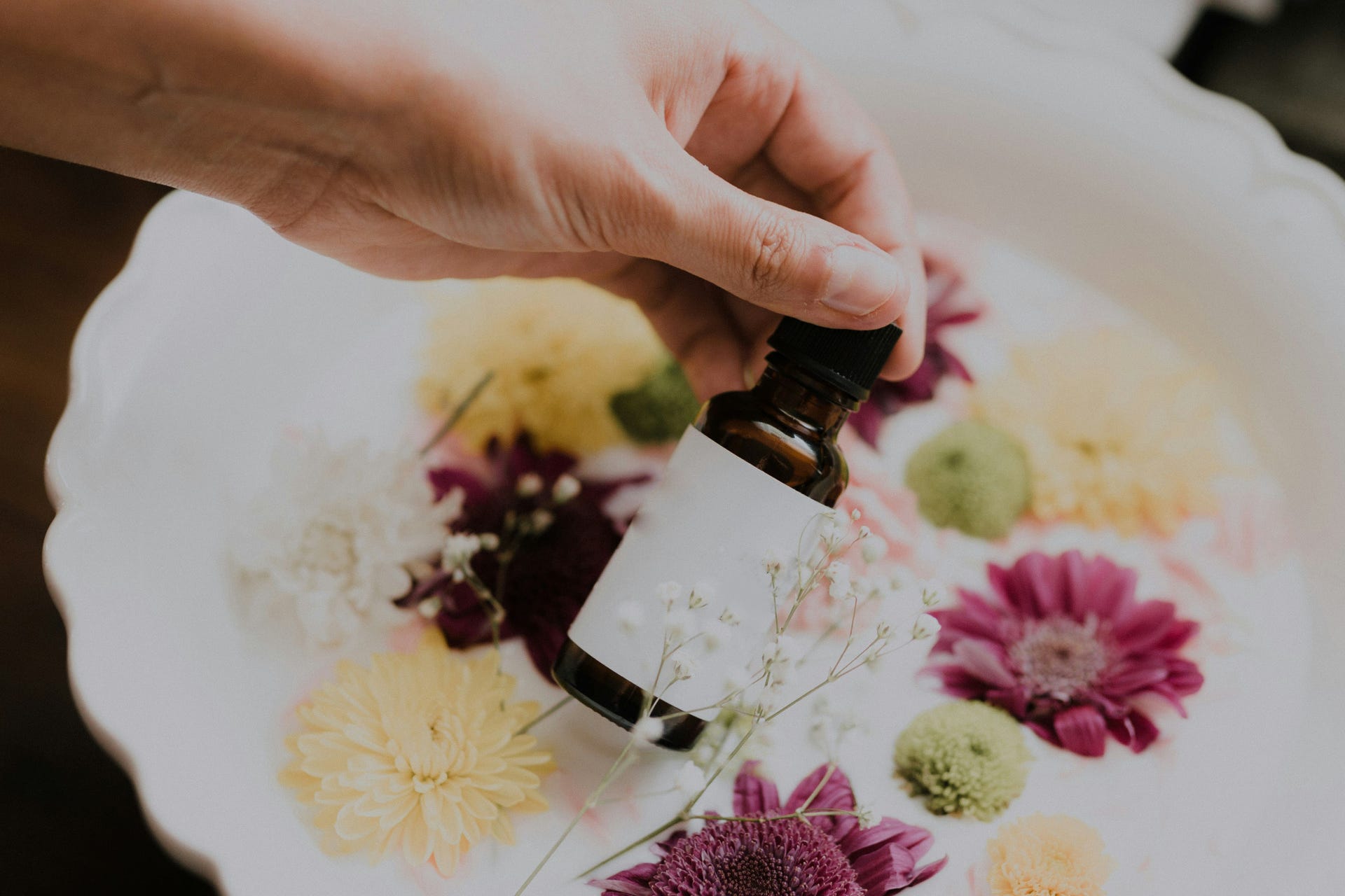 Flacon en verre huile essentielle fleurs