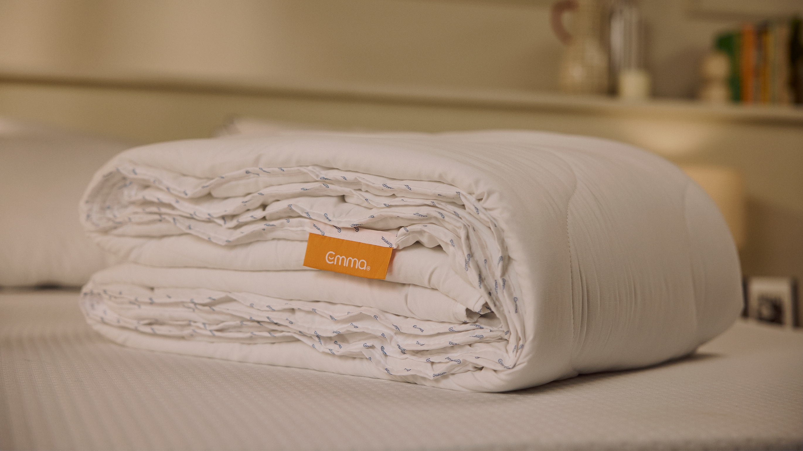 Couette pliée sur un matelas.