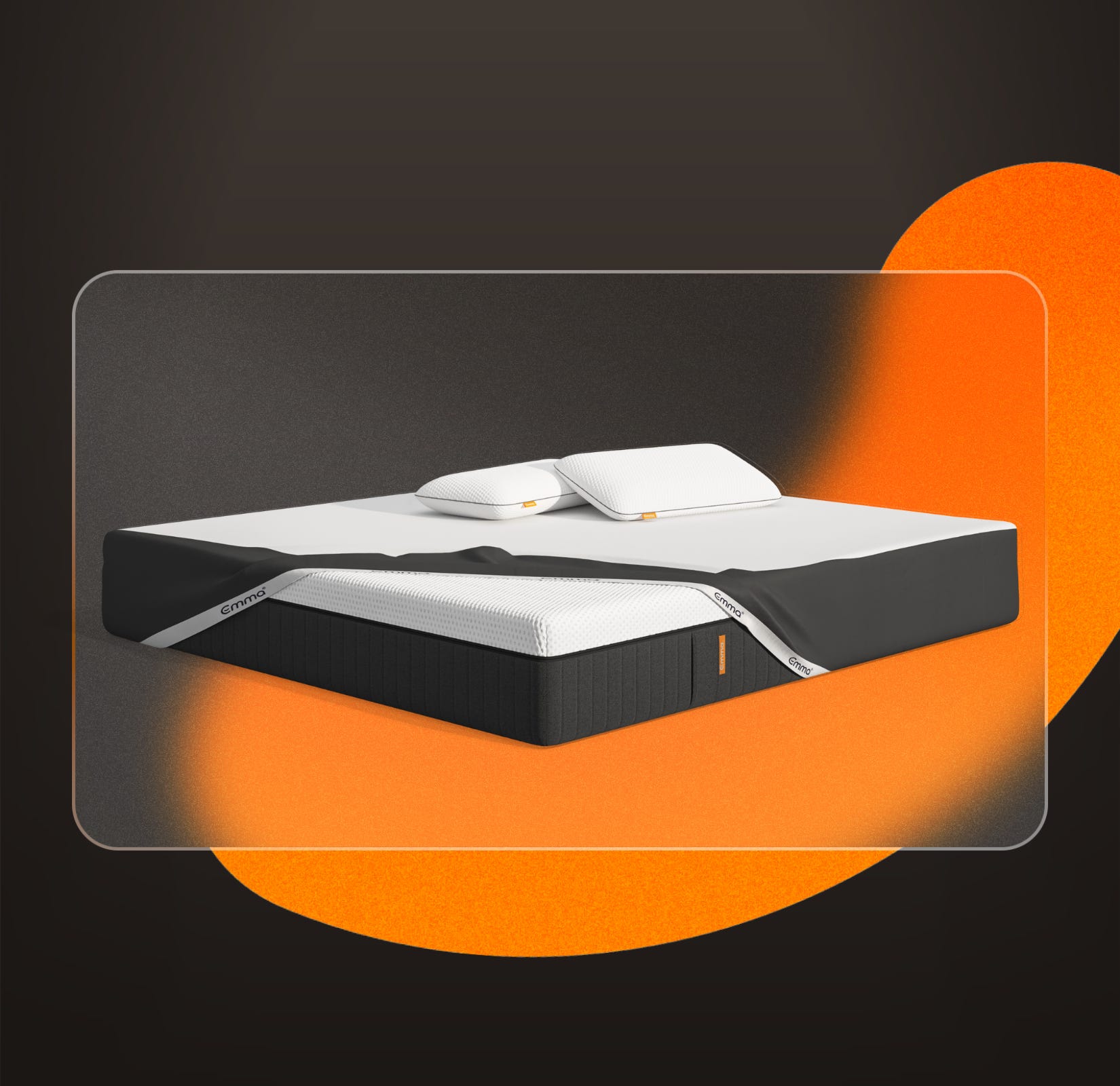 Uma imagem do pack Premium, que inclui um colchão Emma Hybrid Premium, almofadas Emma Premium, e uma capa protetora