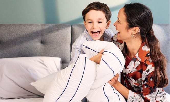 Moeder en kind hebben plezier tijdens het spelen met Emma Wolkenkussen.