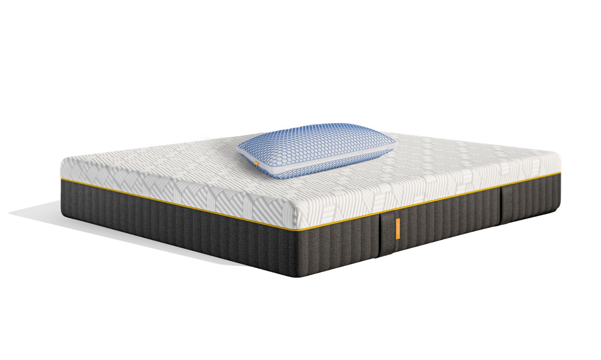 Materasso con copertura bianca e scura con sopra un cuscino