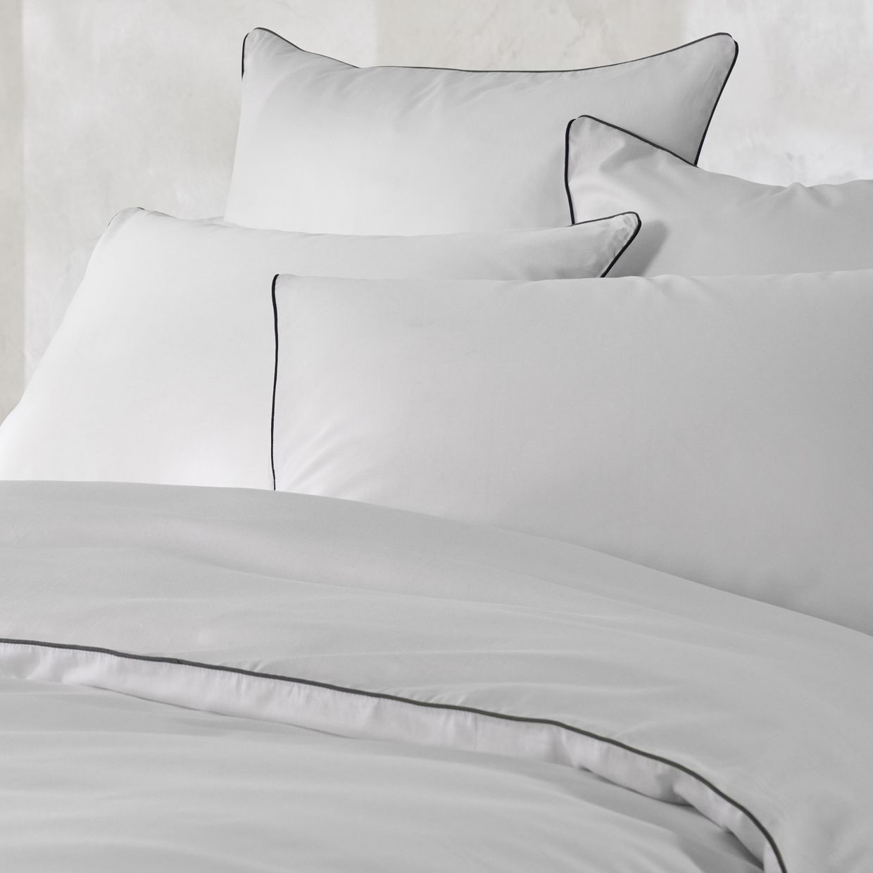 Deux oreillers avec leurs taies et échantillon de couleurs.