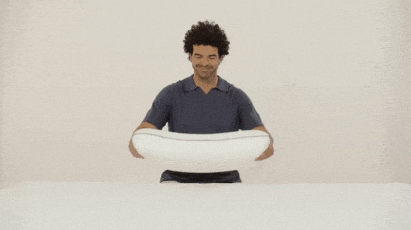 modelo probando almohada