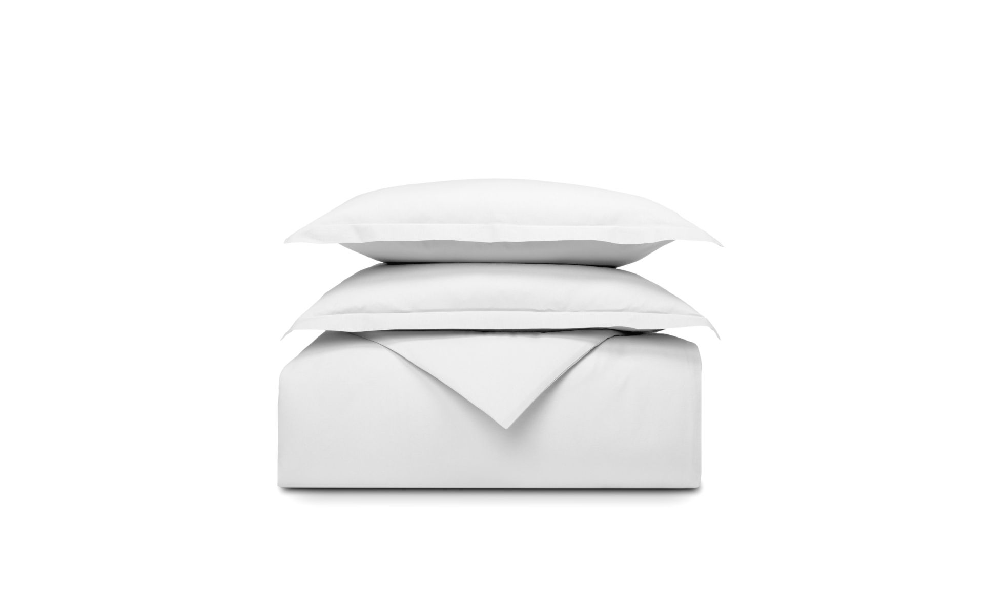 Set di biancheria piegato bianco su sfondo bianco, cuscino sopra il piumone.