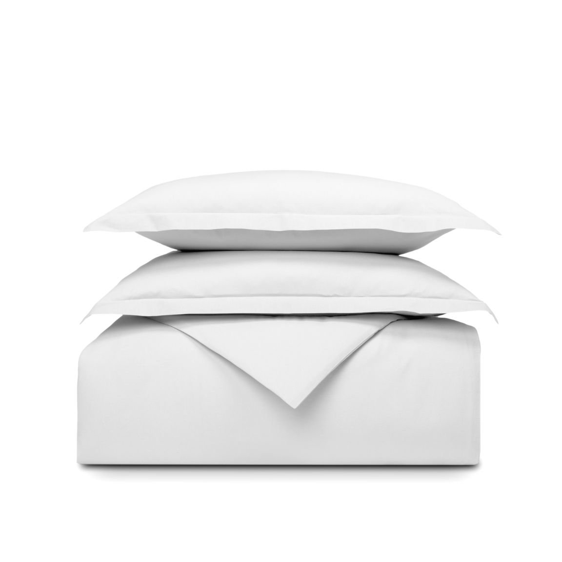 Set di biancheria piegato bianco su sfondo bianco, cuscino sopra il piumone.