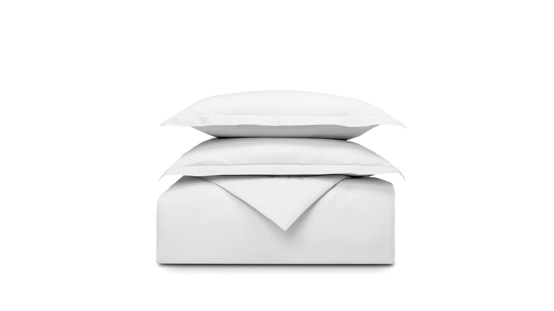 Set di biancheria piegato bianco su sfondo bianco, cuscino sopra il piumone.