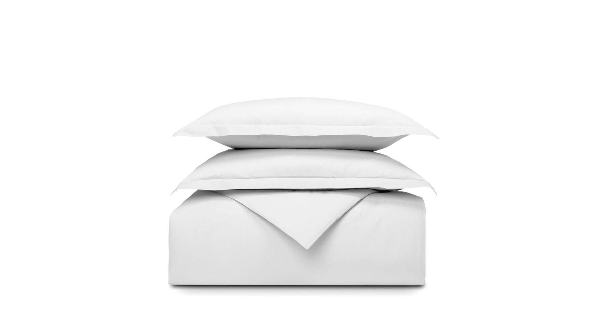 Set di biancheria piegato bianco su sfondo bianco, cuscino sopra il piumone.