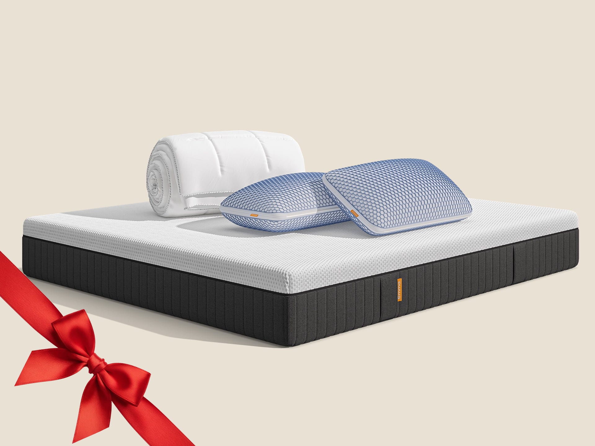 Uma imagem do pack Conforto Premium, que inclui um colchão Emma Hybrid Premium+ , almofadas Emma Microfibra Zero Gravity, e um edredon Emma quente