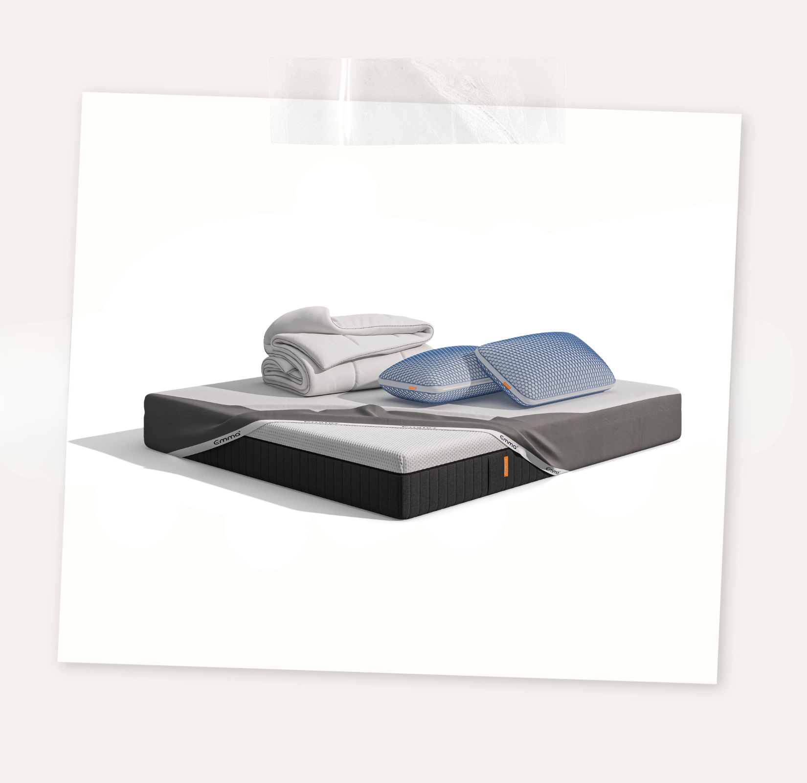  Uma imagem do pack 4 Estações Premium, que inclui um colchão Emma Hybrid Premium, almofadas Zero Gravity, um edredon 4 Estações, e uma capa protetora