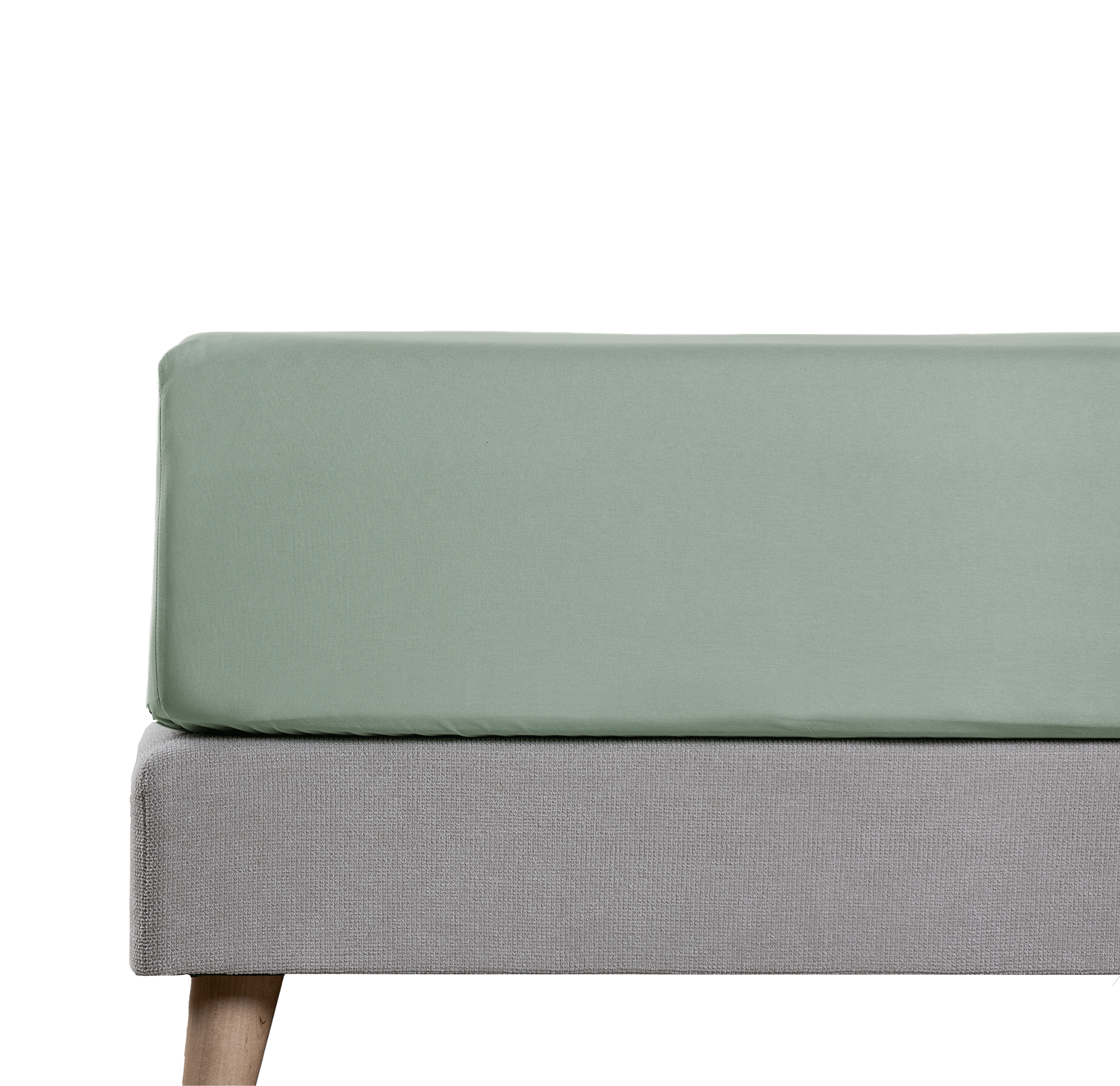 Angolo di materasso con lenzuolo verde chiaro e gambe in legno.