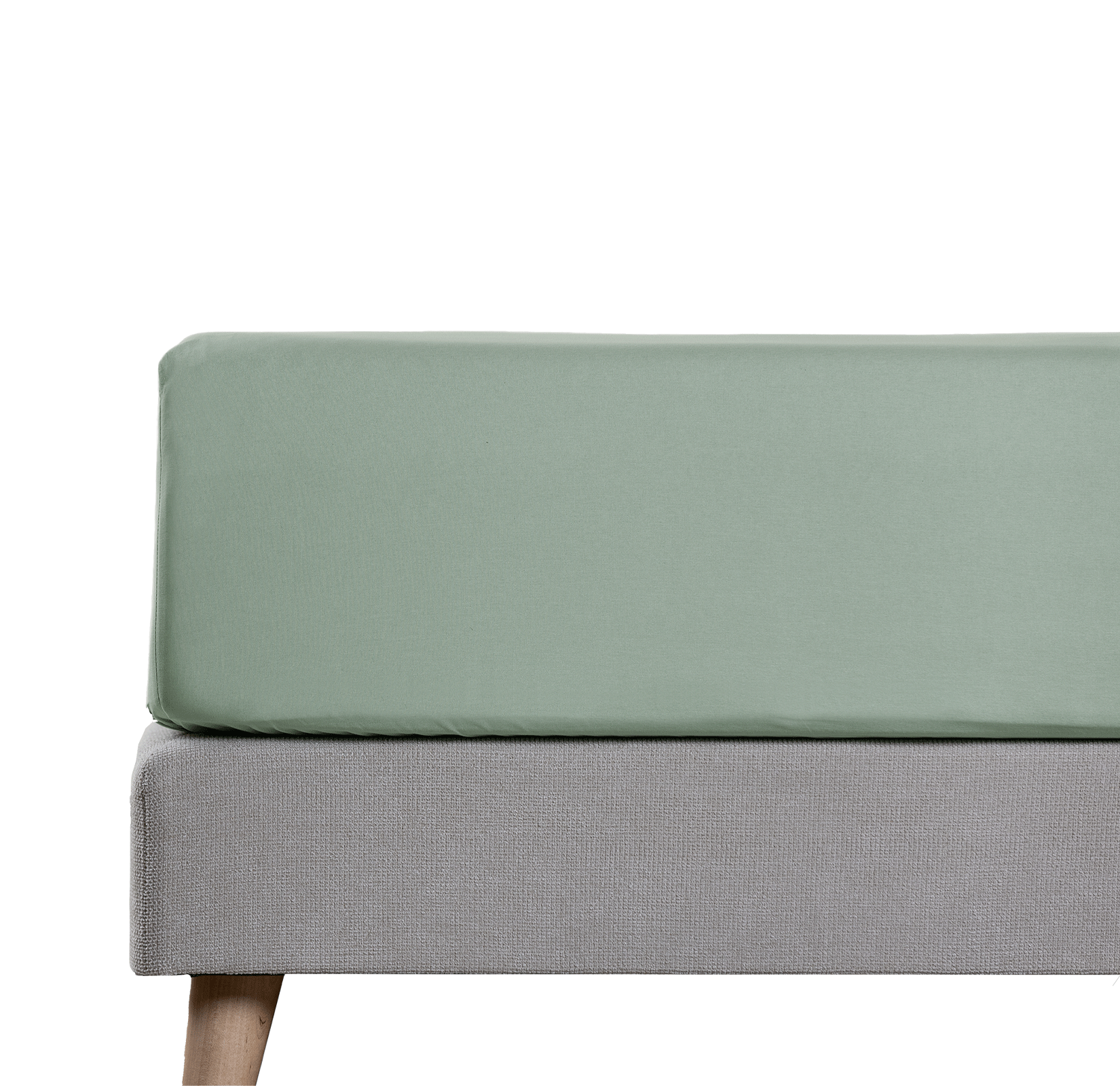 Angolo di materasso con lenzuolo verde chiaro e gambe in legno.