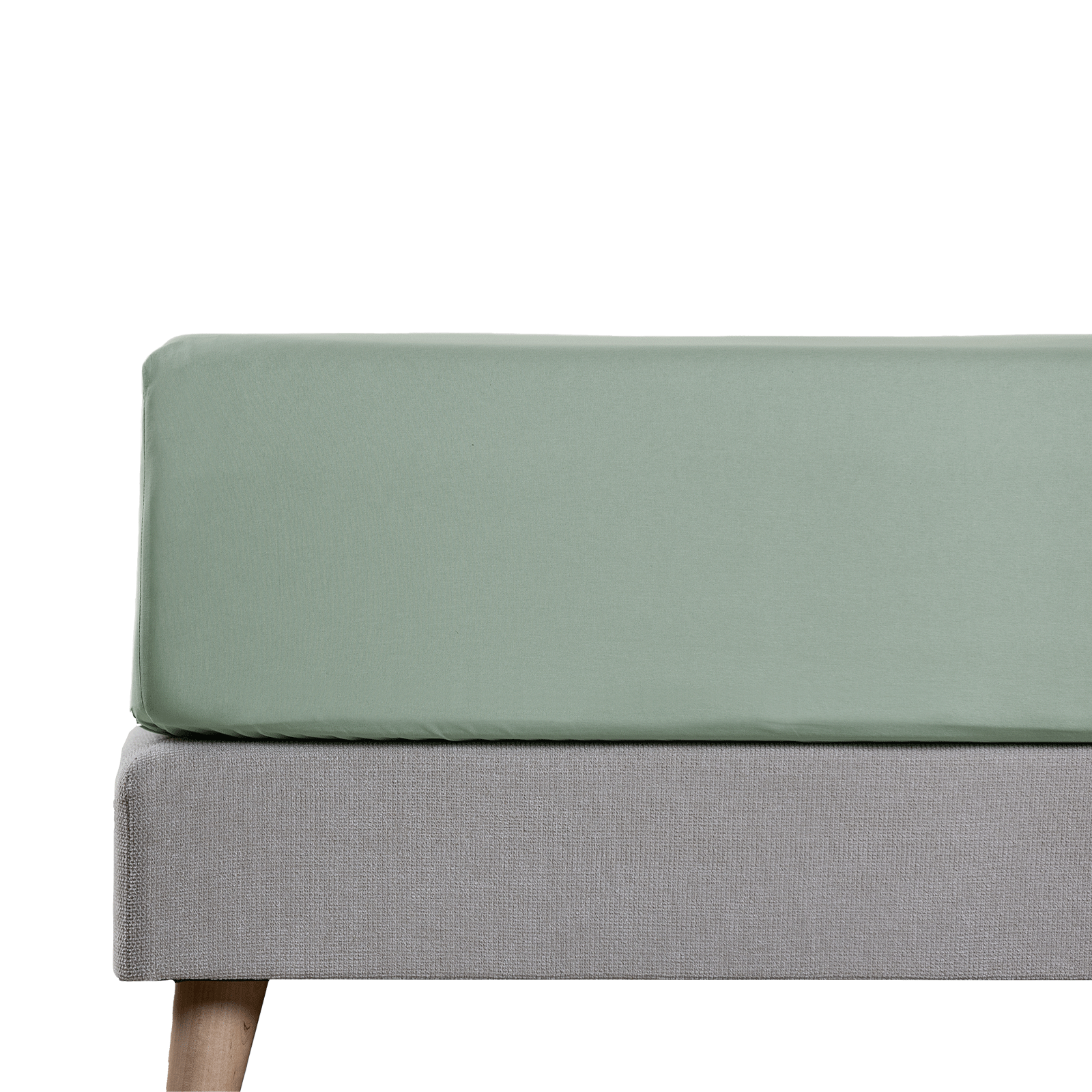 Angolo di materasso con lenzuolo verde chiaro e gambe in legno.