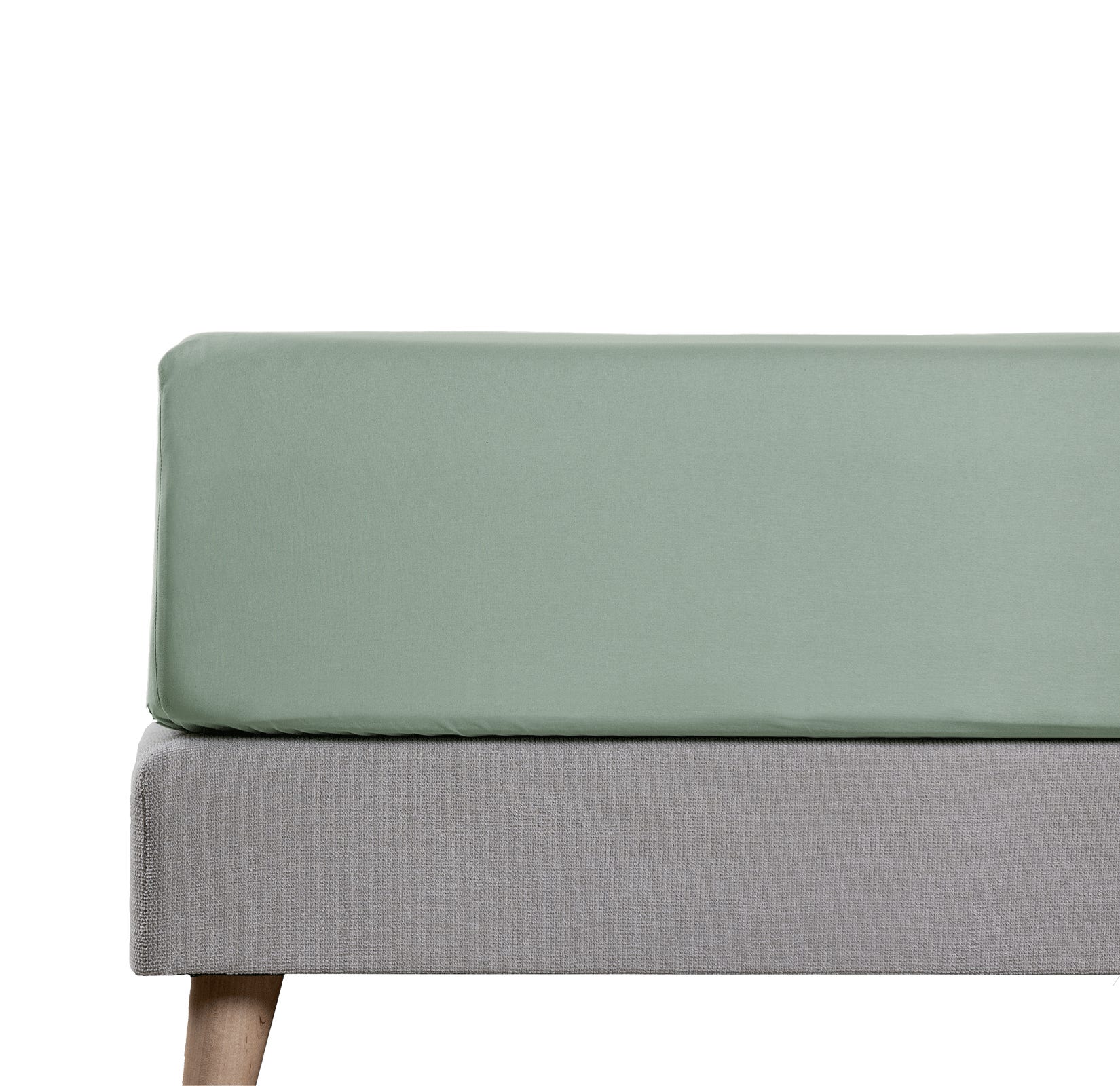 Angolo di materasso con lenzuolo verde chiaro e gambe in legno.