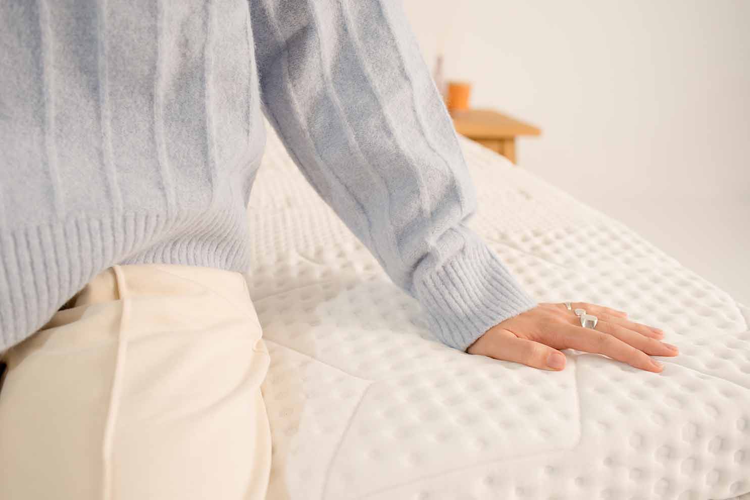 Detalle esquina del colchón Emma sobre cama Emma con cabecero tapizado