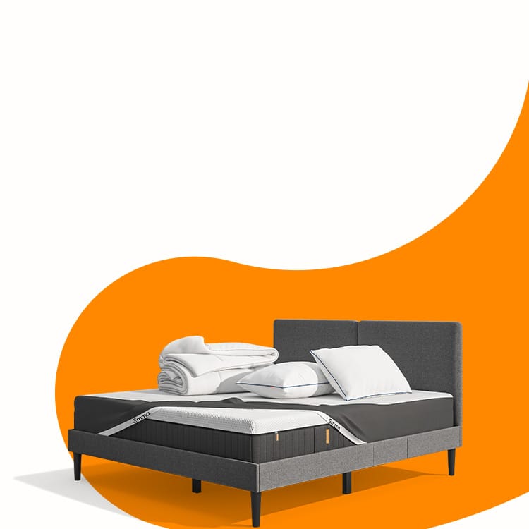 Lit moderne avec tête de lit grise et pieds noirs, recouvert de draps blancs. Deux oreillers blancs et une pile de linge plié sont posés sur le matelas. Arrière-plan beige avec une forme orange abstraite.