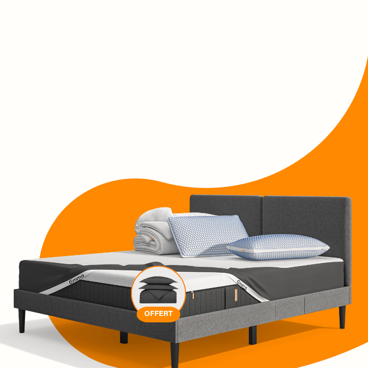 Lit moderne avec tête de lit grise et pieds noirs, recouvert de draps blancs. Deux oreillers blancs et une pile de linge plié sont posés sur le matelas. Arrière-plan beige avec une forme orange abstraite.