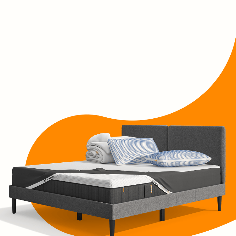 Lit moderne avec tête de lit grise et pieds noirs, recouvert de draps blancs. Deux oreillers blancs et une pile de linge plié sont posés sur le matelas. Arrière-plan beige avec une forme orange abstraite.