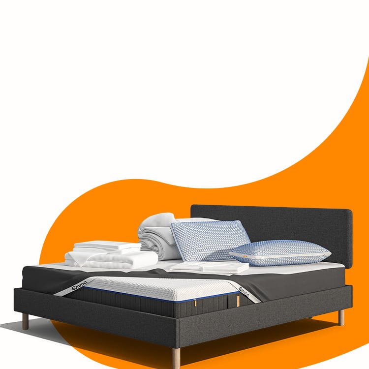 Lit moderne avec tête de lit grise et pieds noirs, recouvert de draps blancs. Deux oreillers blancs et une pile de linge plié sont posés sur le matelas. Arrière-plan beige avec une forme orange abstraite.