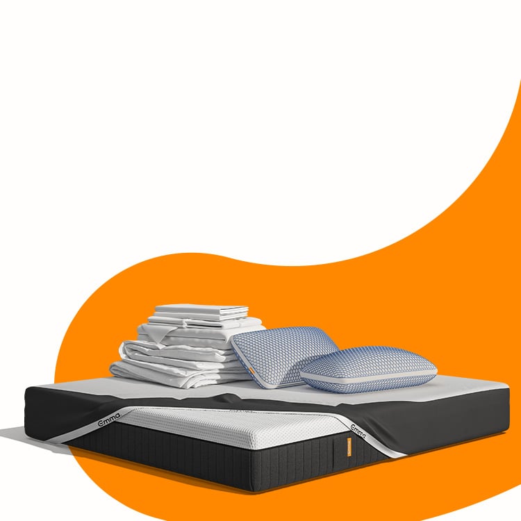 Lit moderne avec tête de lit grise et pieds noirs, recouvert de draps blancs. Deux oreillers blancs et une pile de linge plié sont posés sur le matelas. Arrière-plan beige avec une forme orange abstraite.