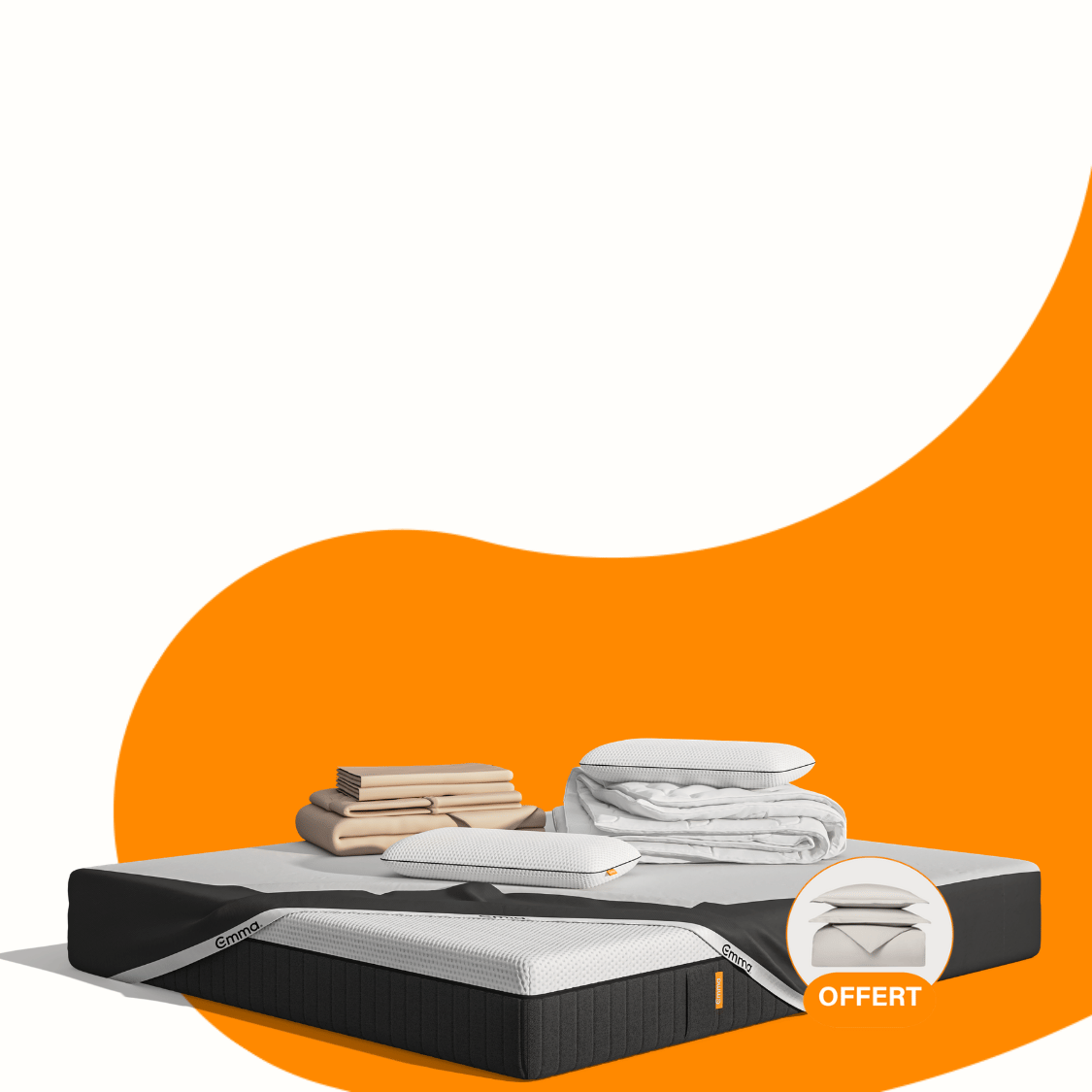 Lit moderne avec tête de lit grise et pieds noirs, recouvert de draps blancs. Deux oreillers blancs et une pile de linge plié sont posés sur le matelas. Arrière-plan beige avec une forme orange abstraite.