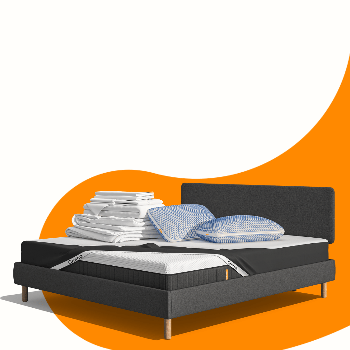 Lit moderne avec tête de lit grise et pieds noirs, recouvert de draps blancs. Deux oreillers blancs et une pile de linge plié sont posés sur le matelas. Arrière-plan beige avec une forme orange abstraite.