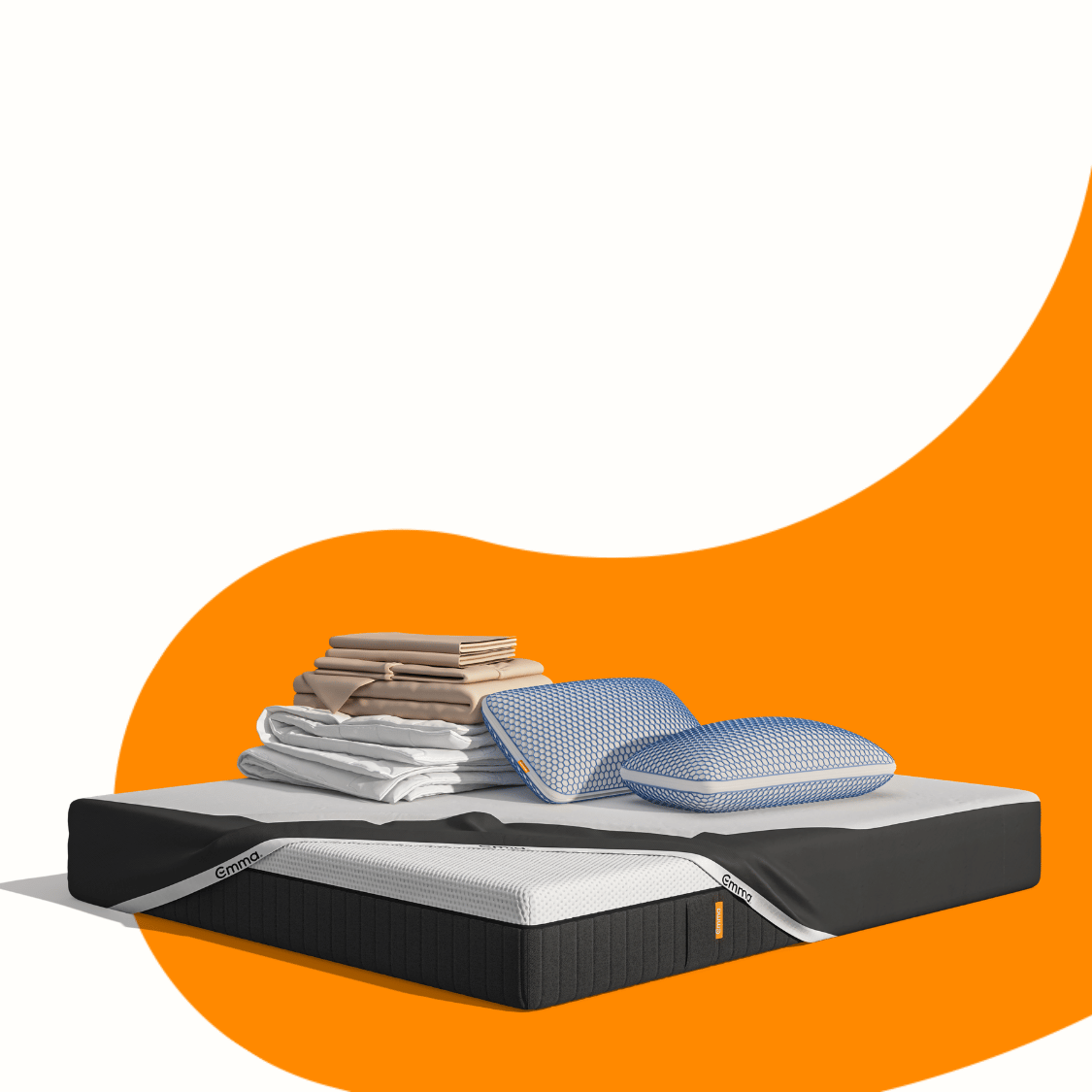 Lit moderne avec tête de lit grise et pieds noirs, recouvert de draps blancs. Deux oreillers blancs et une pile de linge plié sont posés sur le matelas. Arrière-plan beige avec une forme orange abstraite.