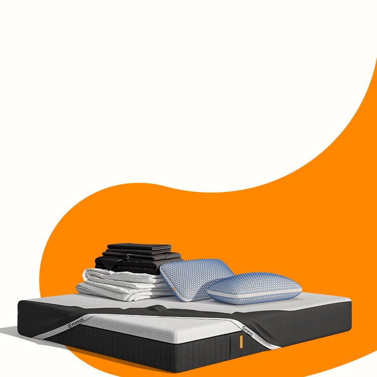 Lit moderne avec tête de lit grise et pieds noirs, recouvert de draps blancs. Deux oreillers blancs et une pile de linge plié sont posés sur le matelas. Arrière-plan beige avec une forme orange abstraite.