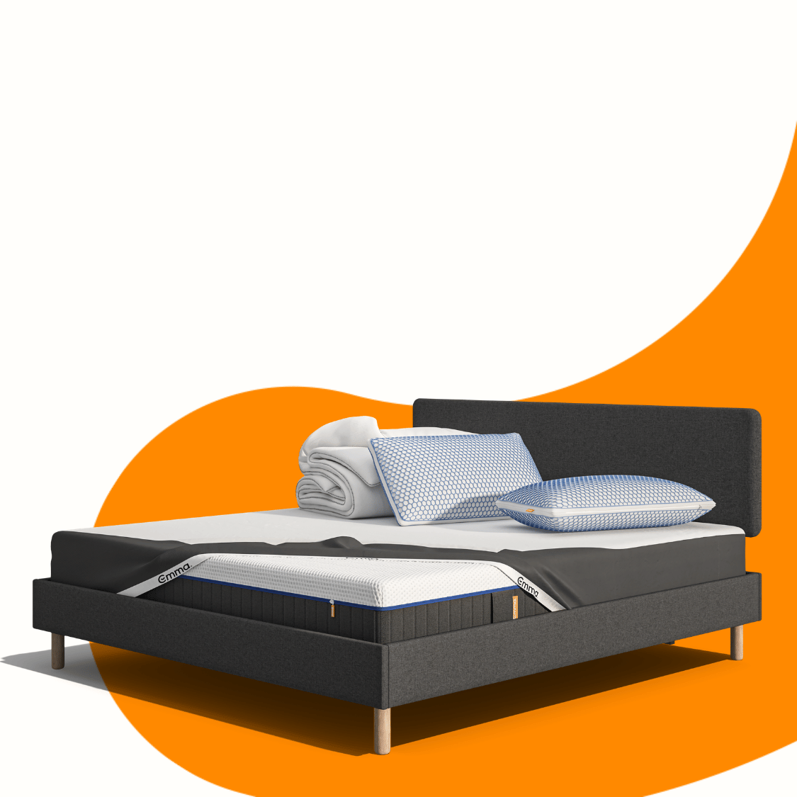Lit moderne avec tête de lit grise et pieds noirs, recouvert de draps blancs. Deux oreillers blancs et une pile de linge plié sont posés sur le matelas. Arrière-plan beige avec une forme orange abstraite.