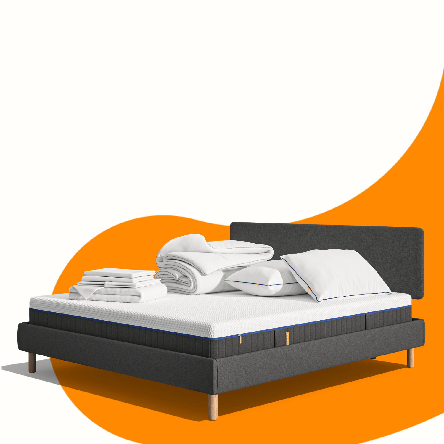 Lit moderne avec tête de lit grise et pieds noirs, recouvert de draps blancs. Deux oreillers blancs et une pile de linge plié sont posés sur le matelas. Arrière-plan beige avec une forme orange abstraite.