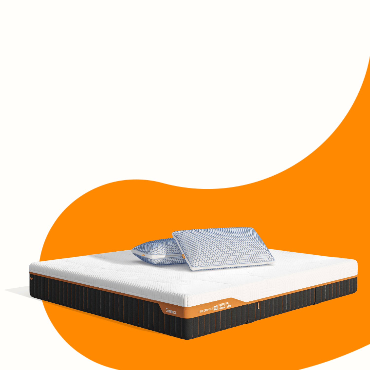 Lit moderne avec tête de lit grise et pieds noirs, recouvert de draps blancs. Deux oreillers blancs et une pile de linge plié sont posés sur le matelas. Arrière-plan beige avec une forme orange abstraite.