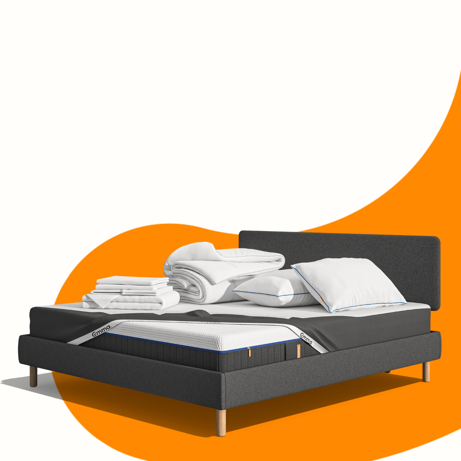 Lit moderne avec tête de lit grise et pieds noirs, recouvert de draps blancs. Deux oreillers blancs et une pile de linge plié sont posés sur le matelas. Arrière-plan beige avec une forme orange abstraite.