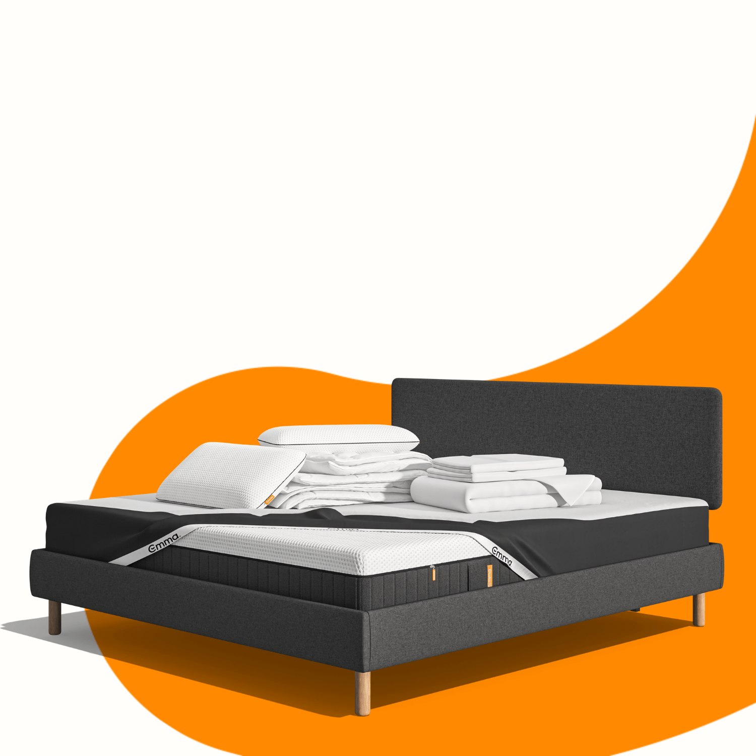 Lit moderne avec tête de lit grise et pieds noirs, recouvert de draps blancs. Deux oreillers blancs et une pile de linge plié sont posés sur le matelas. Arrière-plan beige avec une forme orange abstraite.