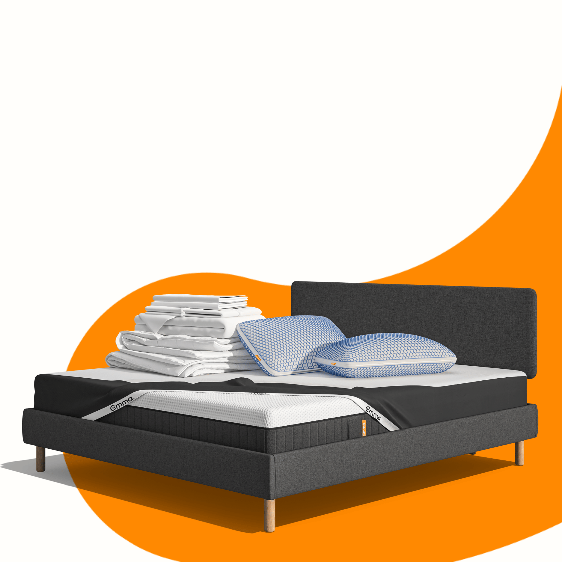 Lit moderne avec tête de lit grise et pieds noirs, recouvert de draps blancs. Deux oreillers blancs et une pile de linge plié sont posés sur le matelas. Arrière-plan beige avec une forme orange abstraite.